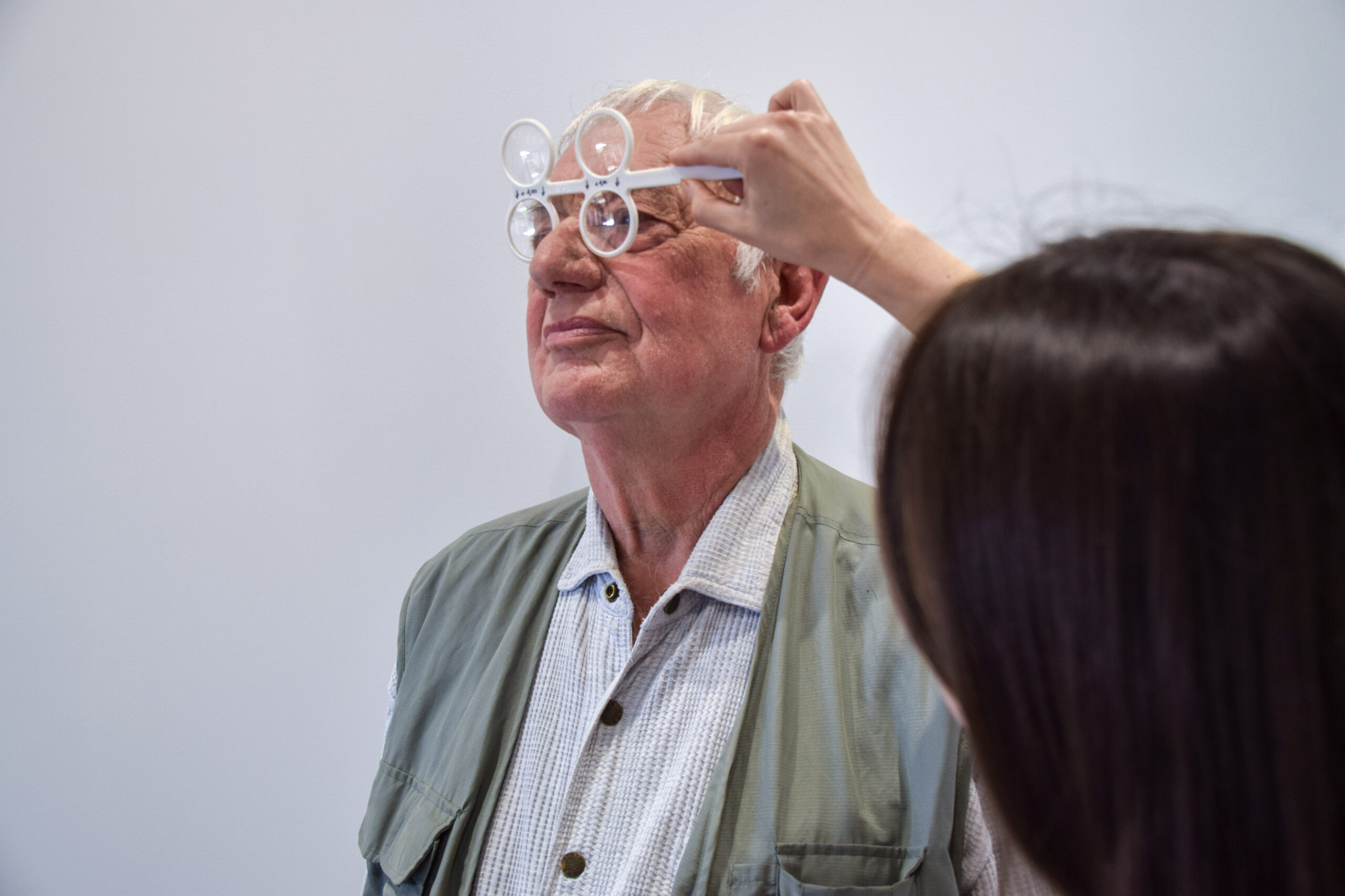 Une spécialiste de l'optique fait un examen de vue à une personne âgée