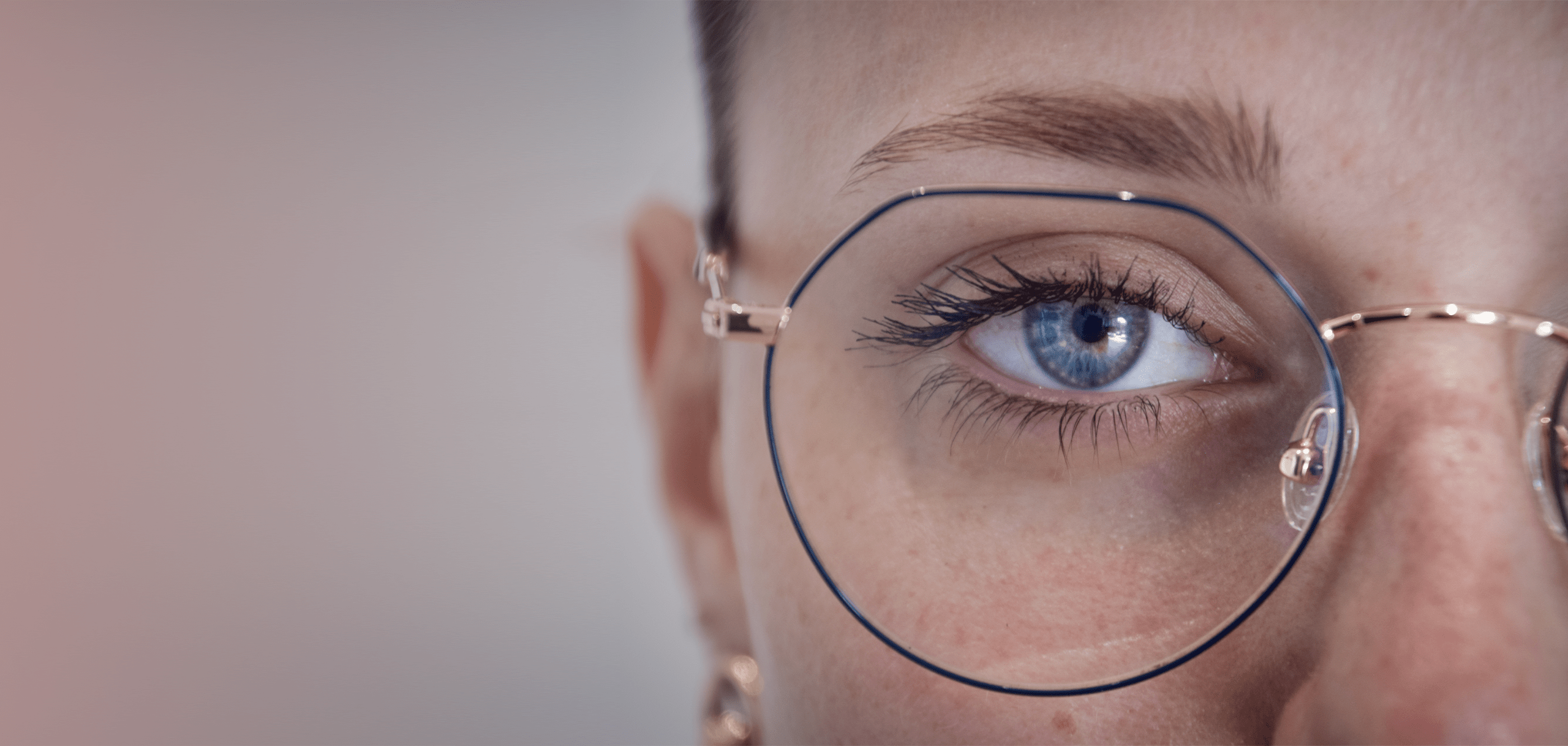 Gros plan oeil bleu avec lunettes Gros plan oeil bleu avec lunettes